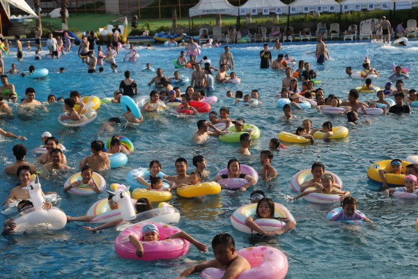 民眾在水中玩耍。景區(qū)供圖