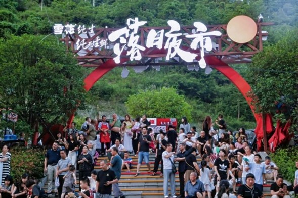 落日夜市吸引市民體驗品嘗。巫山縣委宣傳部供圖