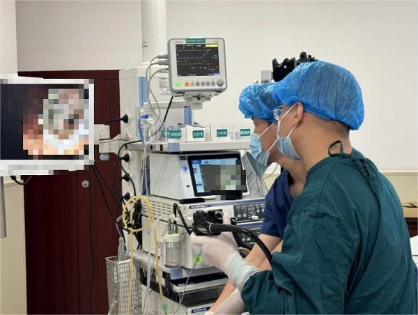 醫(yī)生通過超聲內(nèi)鏡進(jìn)行手術(shù)。重醫(yī)附二院供圖