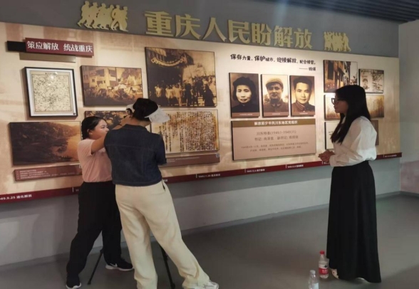 實踐團成員在解放重慶歷史陳列館錄制解說視頻。重慶財經(jīng)學(xué)院供圖
