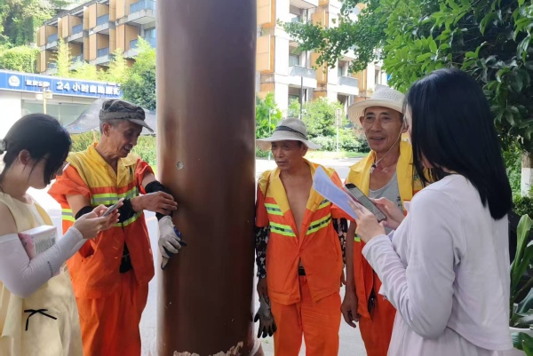 實踐團成員在當?shù)厝罕娭凶鰡柧碚{(diào)研。重慶財經(jīng)學(xué)院供圖