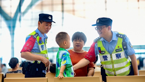 民警在重慶東站巡邏。南岸區(qū)公安分局供圖