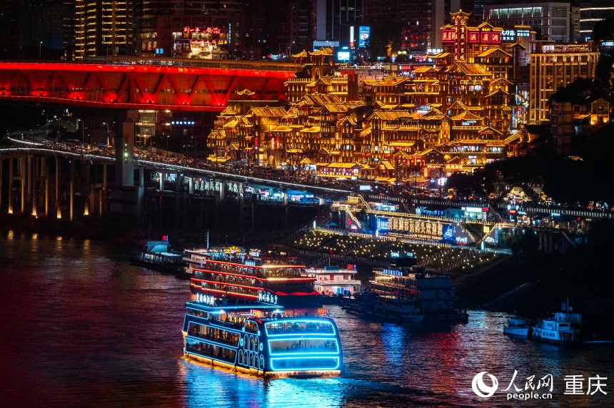 游客乘坐游船觀光重慶兩江夜景。人民網(wǎng) 鄒樂攝