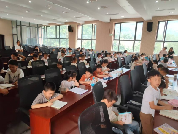 “公益托管班”解決留守兒童假期看護(hù)難題。明通鎮(zhèn)供圖