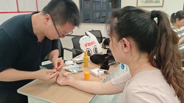 學(xué)員體驗(yàn)針刺和耳穴壓丸療法緩解疲勞。汪洋攝