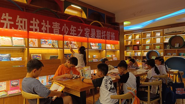 孩子們?cè)谕泄馨嗾J(rèn)真讀書。陸雨秋攝