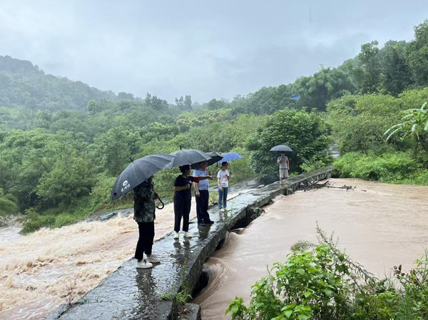 安全巡查。蔣艷攝