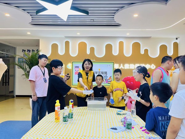 孩子們探索科學(xué)奧秘?；顒又鬓k方供圖