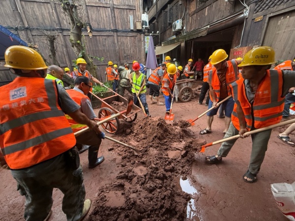 搶險人員開展現(xiàn)場清淤。梁婉怡攝