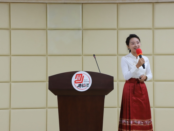 參賽選手進行宣講。龍山街道供圖