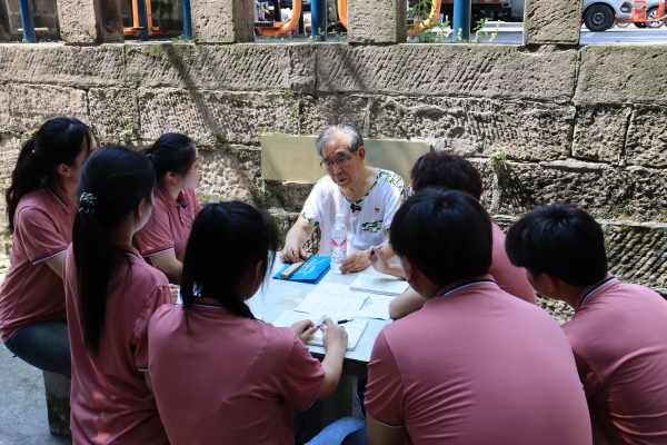 實踐團聽三線建設(shè)者劉憲平老人講述老廠故事。主辦方供圖