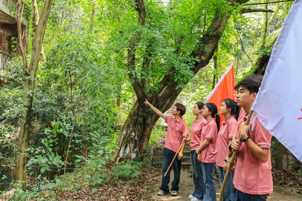 實踐團走訪調(diào)研老舊廠房。主辦方供圖