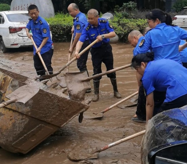開(kāi)展清淤工作。受訪單位供圖