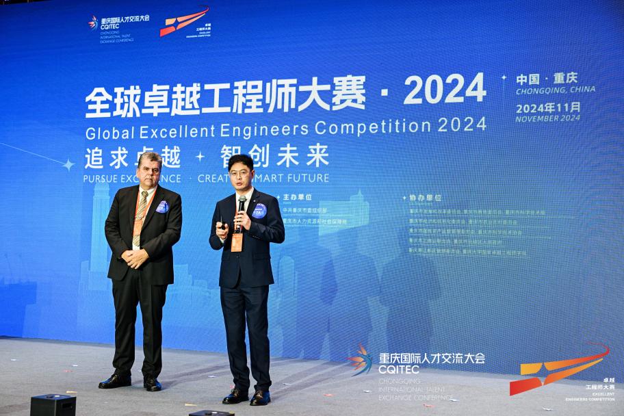 全球卓越工程師大賽·2024年度決賽現(xiàn)場Jukka Berg（左）和邵寶驊（右）回答評委專家提問。主辦方供圖