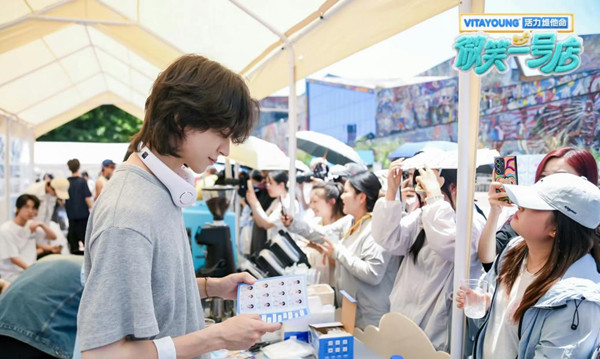 微笑學(xué)員與游客互動。愛奇藝供圖