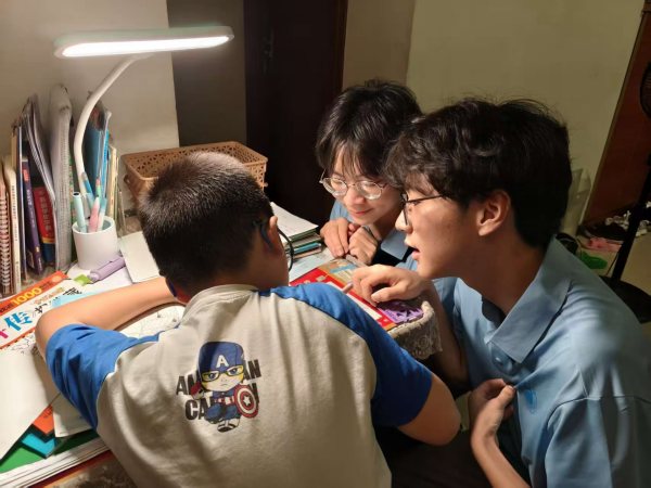 志愿者陪伴兒童?；顒?dòng)主辦方供圖