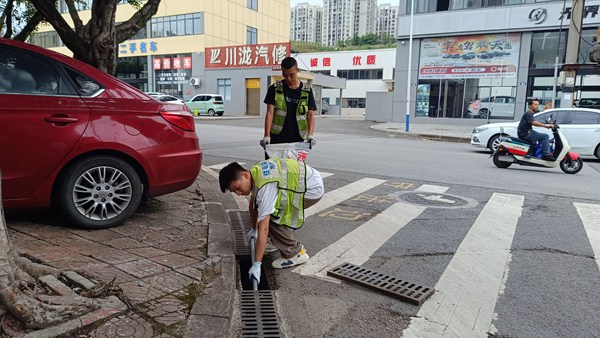 志愿者清理水箅子?；顒又鬓k方供圖