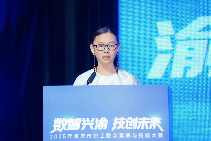 市互聯(lián)網(wǎng)界聯(lián)合會主席王茵通報大賽整體情況 周子貴/攝