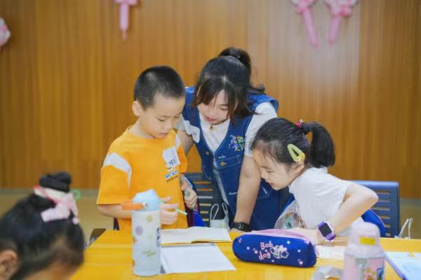 輔導(dǎo)孩子作業(yè)?；顒?dòng)主辦方供圖