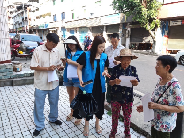 詠梧社區(qū)網(wǎng)格員挨家挨戶(hù)走訪群眾，收集社情民意。紅獅鎮(zhèn)供圖
