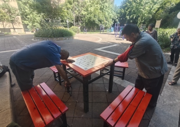 安裝桌椅。彭歡攝