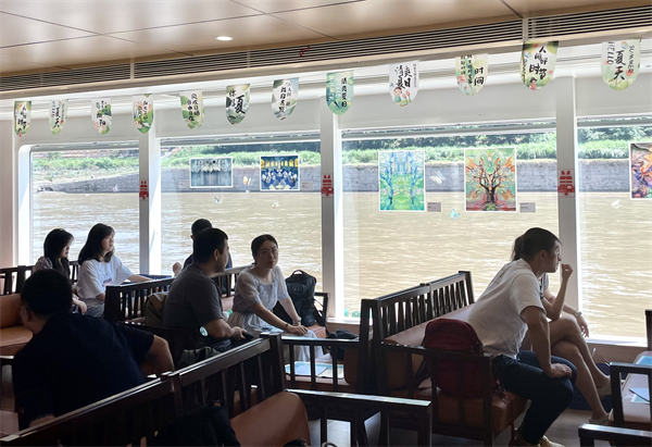 嘉陵小渡“江上藝術(shù)館”游客游覽兩江同時(shí)可觀展。重慶客輪公司供圖