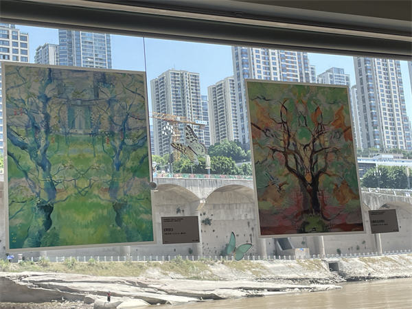 川美畢業(yè)生作品登上嘉陵小渡。重慶客輪公司供圖