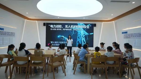 踐行團成員講述“三塊石電力精神”。重慶電力高等?？茖W校電力工程學院供圖