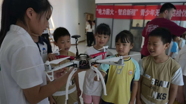 展示電力巡檢無人機。重慶電力高等?？茖W校電力工程學院供圖