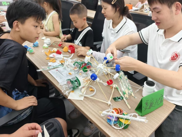 變廢為寶手工課。重慶工貿(mào)職院建筑工程學(xué)院供圖