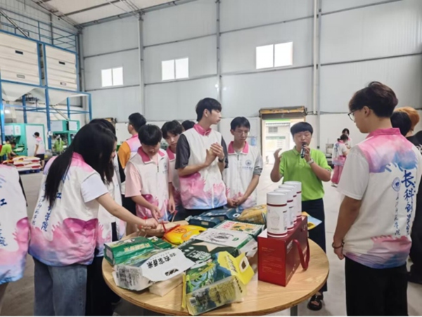 學生們在鎮(zhèn)企業(yè)調(diào)研。受訪者供圖