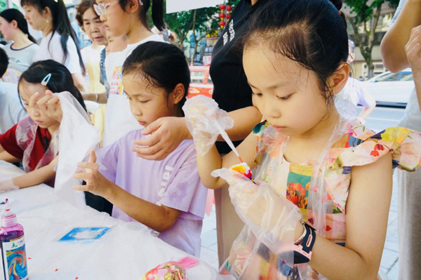 小朋友體驗(yàn)扎染。