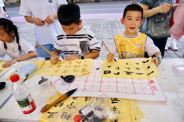 小朋友們?cè)趯憰?></p>
<p style=