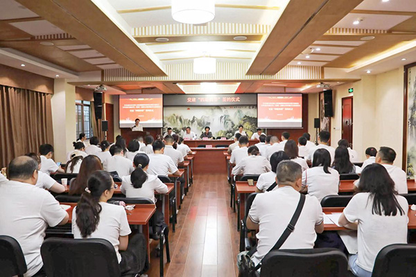 簽約儀式現(xiàn)場(chǎng)。中國(guó)綠發(fā)重慶公司供圖