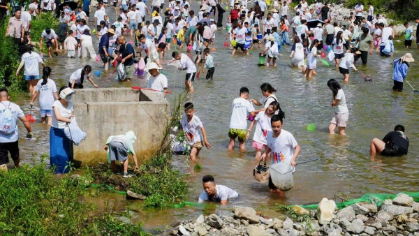 抓魚活動(dòng)現(xiàn)場(chǎng)。東安鎮(zhèn)供圖