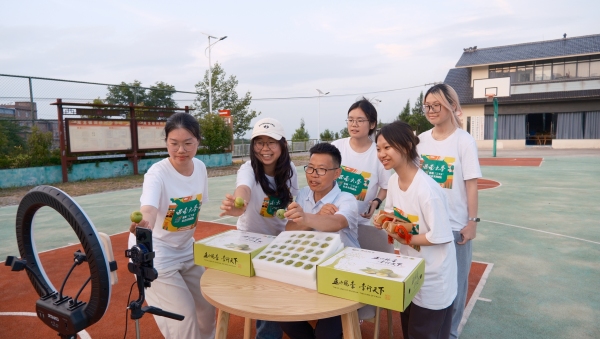 脆李“村播”直播間。巫山縣人大供圖