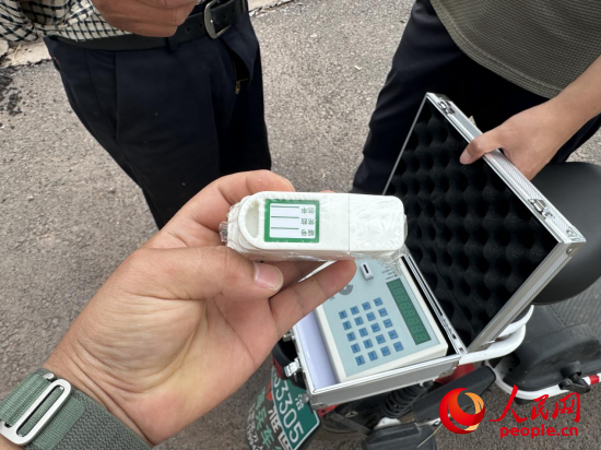 未交付村民使用的感應(yīng)卡。人民網(wǎng)記者 游天燚攝