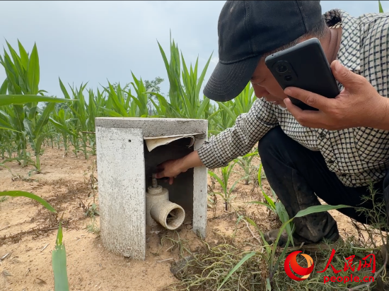 管護(hù)人員現(xiàn)場(chǎng)測(cè)試澆灌設(shè)施，出水口未能出水。人民網(wǎng)記者 游天燚攝