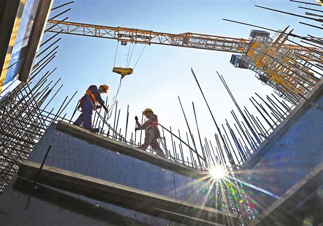 七月十五日上午九點(diǎn)，西渝高鐵控制性工程——北碚天府嘉陵江特大橋施工現(xiàn)場，中鐵十一局的建設(shè)者正在進(jìn)行橋梁上部結(jié)構(gòu)施工。記者 羅斌 攝\視覺重慶