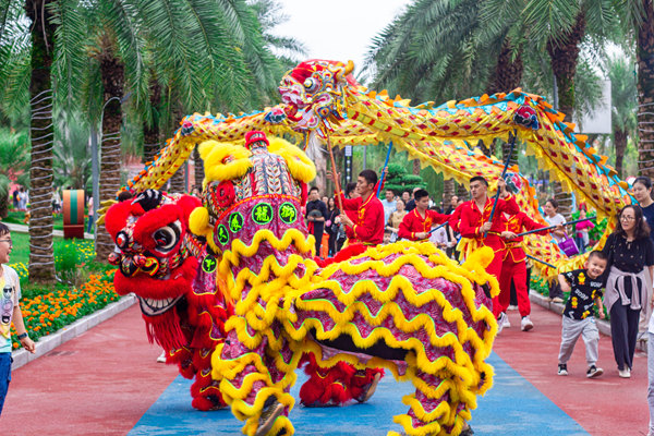 在銅梁奇彩夢圓景區(qū)，游客觀看龍舞表演。景區(qū)供圖