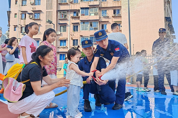 水槍操作體驗。重慶市涪陵區(qū)消防救援局供圖