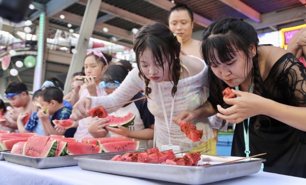 吃西瓜比賽現(xiàn)場。景區(qū)供圖