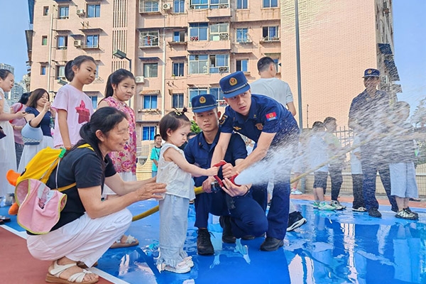 “2025暑期小小消防員職業(yè)體驗活動”。重慶市涪陵區(qū)消防救援局供圖