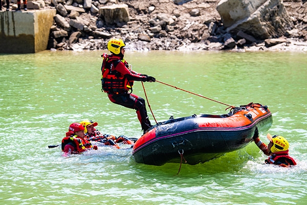 水域救援訓(xùn)練。重慶市涪陵區(qū)消防救援局供圖