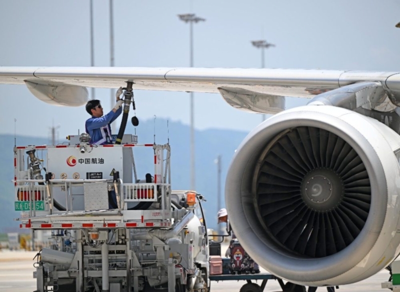 朱森為飛機(jī)加油。劉敏攝