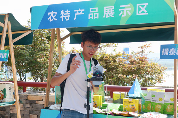 潼南村播達人正用鏡頭展示潼南特色產(chǎn)品。胥世鵬攝