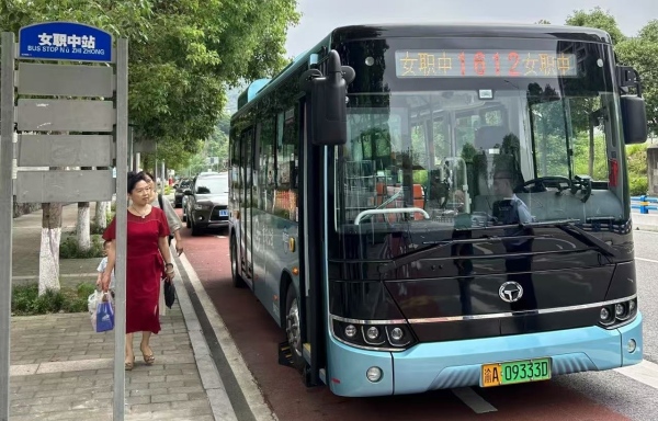 1612路公交車女職中站點(diǎn)。江北區(qū)委宣傳部供圖