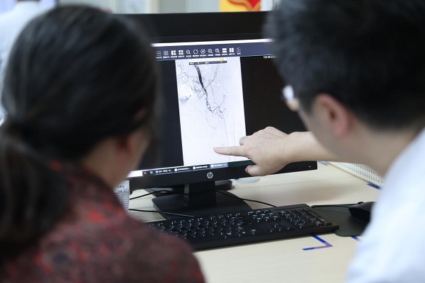 唐博向患者家屬解釋病情。向詩佳攝