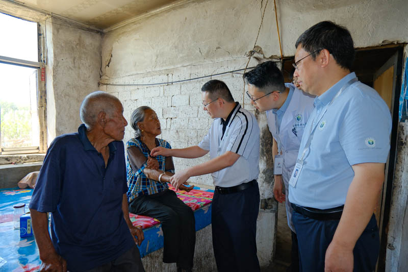 5 .1重慶醫(yī)科大學第25屆博士生醫(yī)療服務團在諾敏鎮(zhèn)開展慰問+送醫(yī)入戶活動