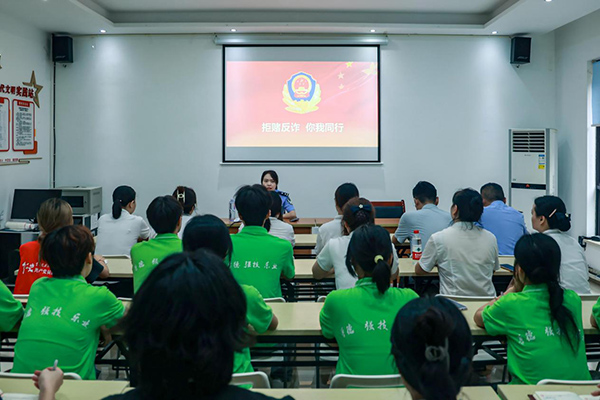 實踐團(tuán)聯(lián)合楊家坪派出所開展的反詐宣傳活動。重慶電力高等?？茖W(xué)校供圖